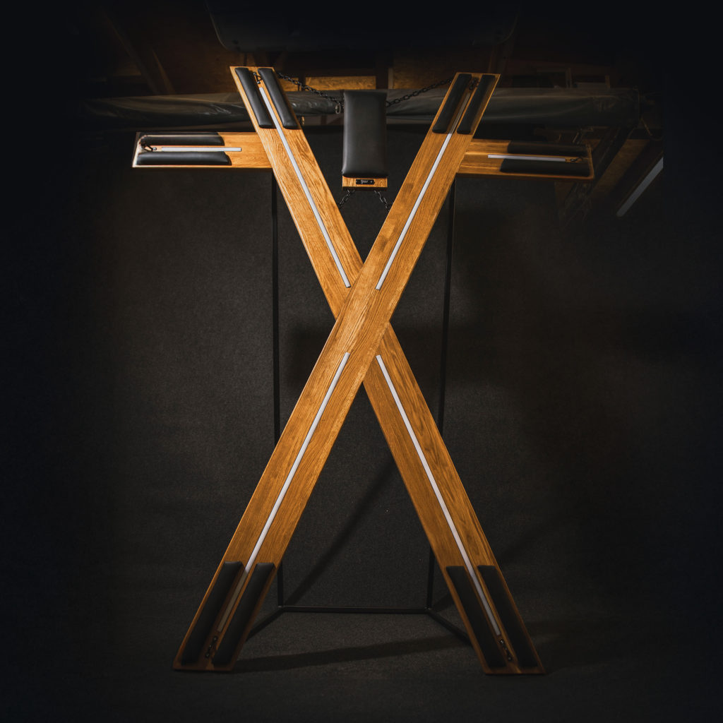 croix en hêtre massif, avec coussin en cuir et éclairage led